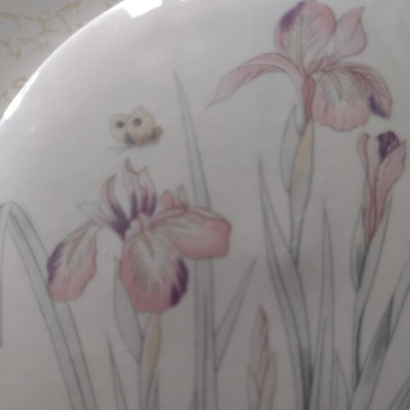 NWOT Lovely bowl with lid, pastel lillies and butterfly on top and sides - Picture 14 of 15